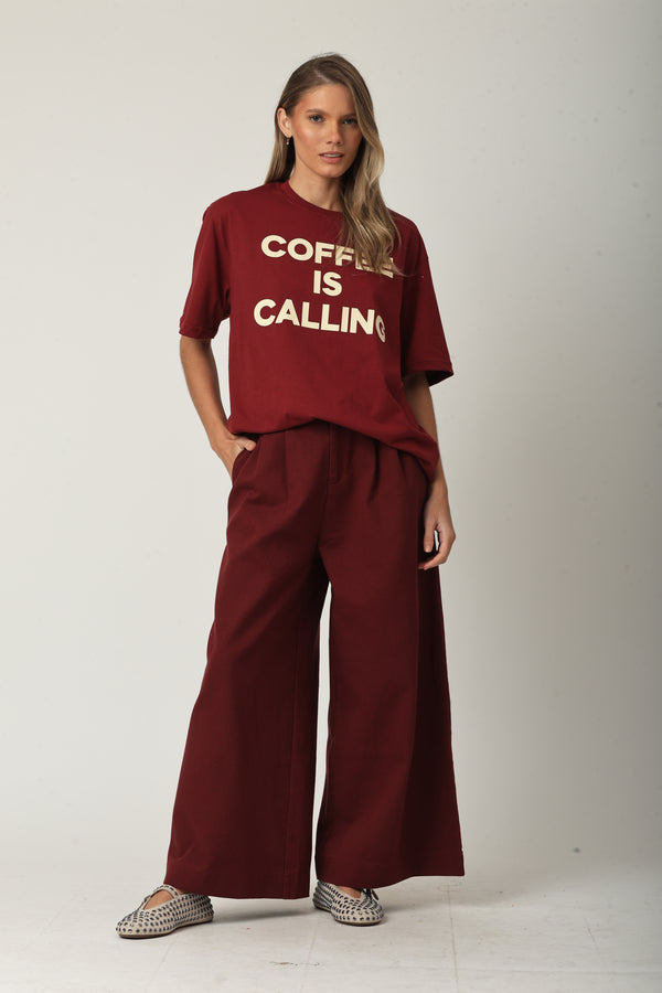 CAMISETA COFFEE IS CALLLING
